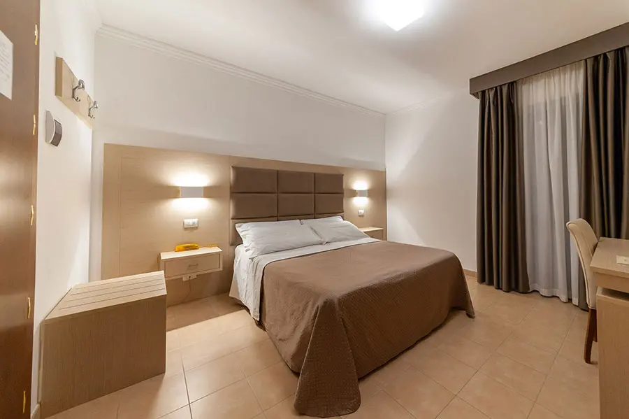 camera standard in hotel sul lago di bolsena